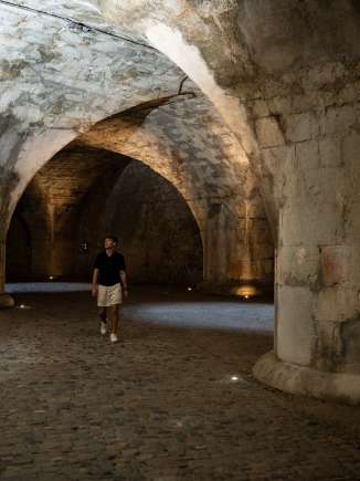 Lukas Britschgi, der Europameister im Eiskunstlaufen, läuft durch die Kasematte des Munot.